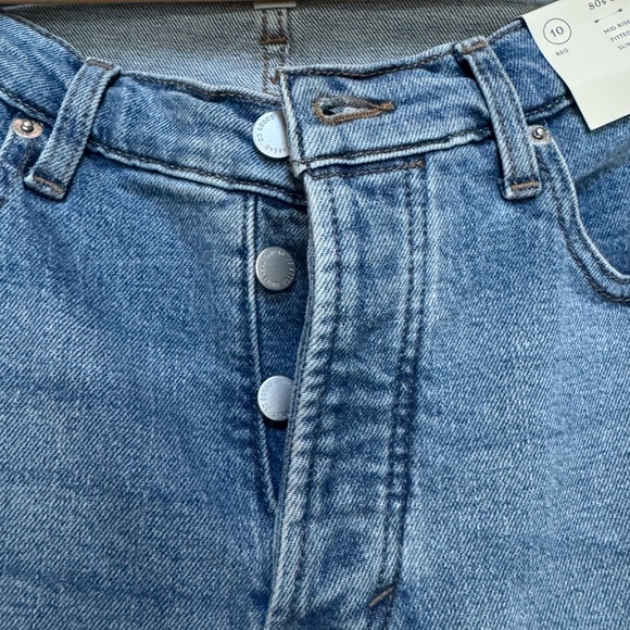 Universal Thread Women's Mid Rise 80’s slim leg, button fly light wash - Picture 2 of 9